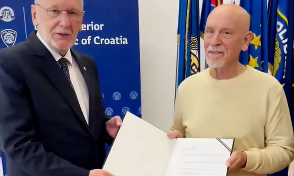 Horvátország megadta az állampolgárságot John Malkovich horvát származású színésznek, de nem adta meg a módját. Malkovich ott üldögélt egy asztalnál, bejött Davor Božinović belügyminiszter, váltottak néhány szót, Malkovich aláírt valamit, majd a kezébe nyomták a "diplomát", és ennyi. Semmi ünnepélyesség