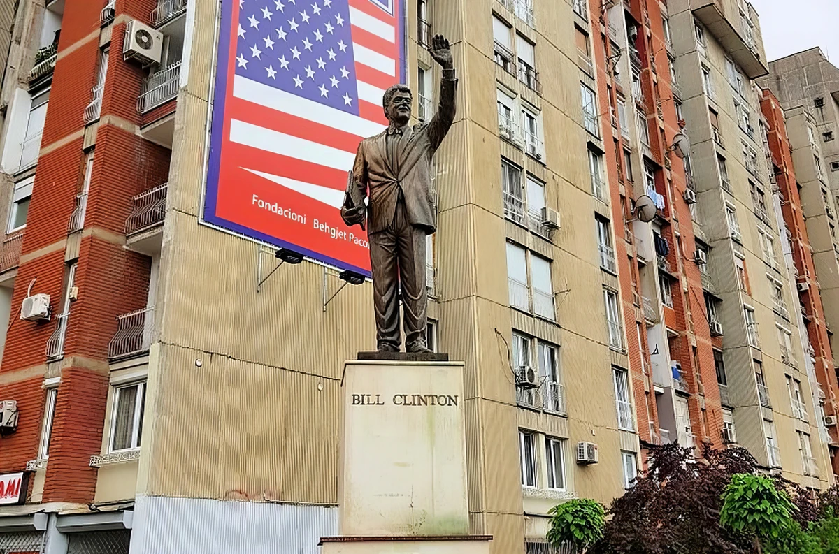A Nyugat-Balkán a bányabéka segge alatt van Európában 3 A koszovói albánok szívesebben csatlakoznának az Egyesült Államokhoz, mint az Európai Unióhoz. Bill Clinton szobra Pristinában