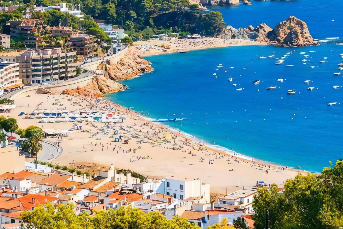 A szerbiai turisták körében Görögország a favorit 4 Ezen a népszerű turisztikai régióban található összes helyről kiváló busz- és vonatkapcsolatok indulnak Barcelonába, bár a busz a gyorsabb megoldás. A képen Costa Brava