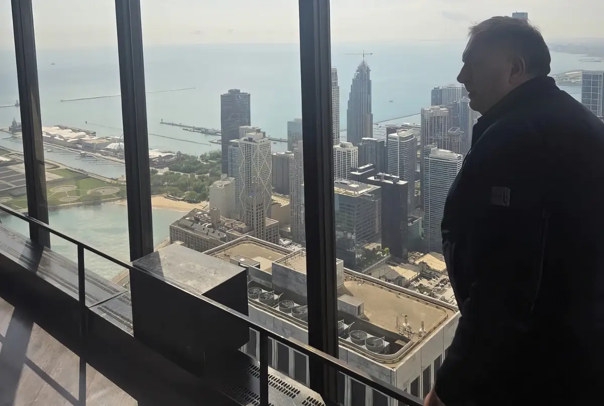 Dodik Chicagóban is magasra tör