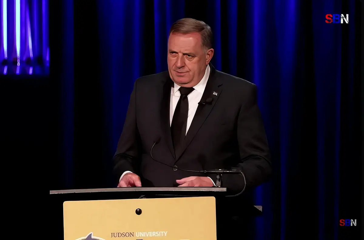 Dodik ebben a pillanatban köszöni meg az anyjának