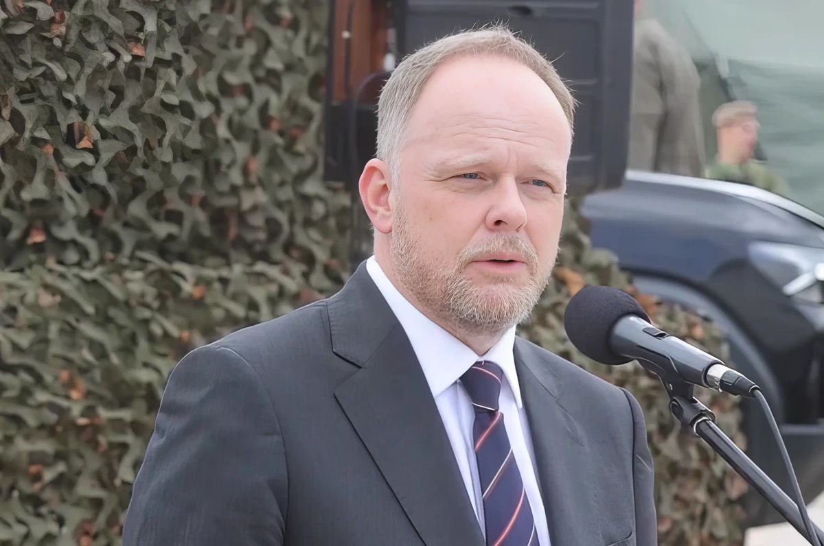 NATO-zászló lengett a szerb bázison, Vučić távol maradt 4 Kevin Hamilton a NATO főtitkárának a Kaukázus és Közép-Ázsia térségért illetékes különmegbízottja, aki egyben a NATO Politikai Ügyek és Biztonságpolitikai Főosztályának partnerségekért felelős helyettes főtitkárhelyettese