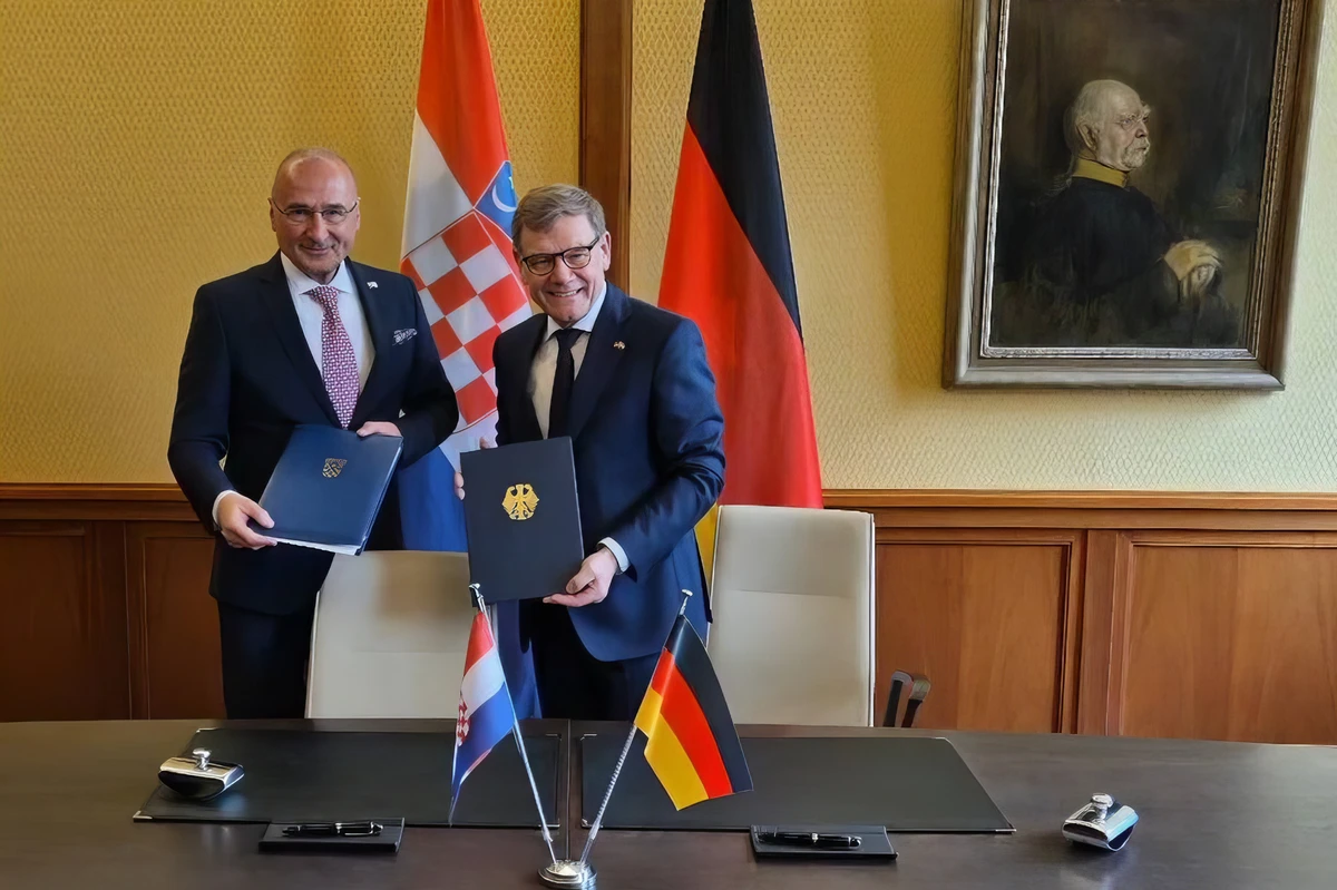 Berlini tartózkodása során Gordan Grlić Radman horvát külügyminiszter találkozott német kollégájával Johann Wadephullal. Ennek keretében közös nyilatkozatot és cselekvési tervet írtak alá. A Nagy Előd pedig hátat fordított nekik