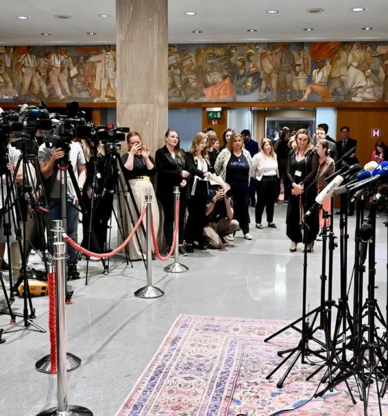 Janez Janša várhatóan pénteken mutatja be miniszteri csapatát. Elemzők szerint az új kormány biztosan kitölti négyéves megbízatását, mert csak jobboldali pártok alkotják. De ebben ne legyünk annyira biztosak, ez csak egy tényező! Vučić ugyanis ott bujkál a háttérben