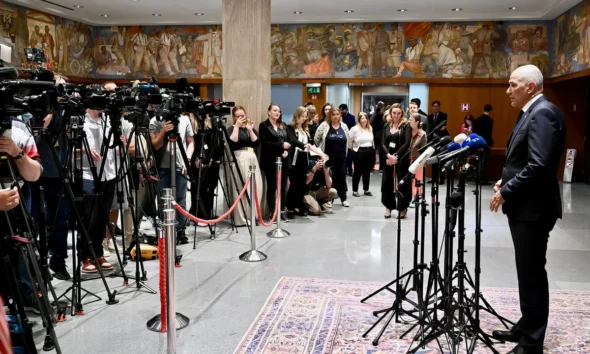 Janez Janša várhatóan pénteken mutatja be miniszteri csapatát. Elemzők szerint az új kormány biztosan kitölti négyéves megbízatását, mert csak jobboldali pártok alkotják. De ebben ne legyünk annyira biztosak, ez csak egy tényező! Vučić ugyanis ott bujkál a háttérben