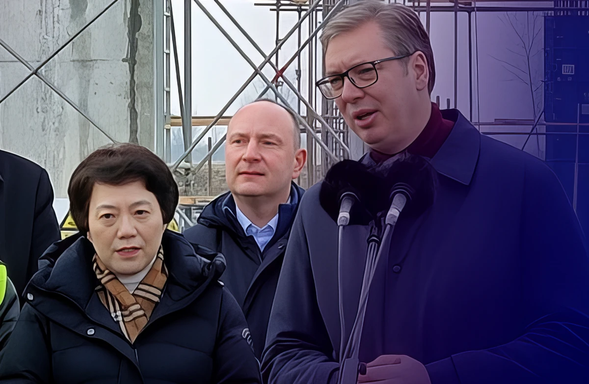 Csen Po kínai nagykövet a szerb elnök társaságában. Annak idején gyakran mutatkoztak együtt a nyilvánosság előtt