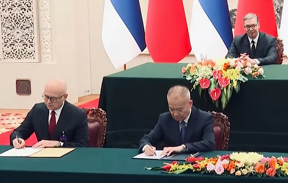 Szerbia európai útja egyre inkább körforgalomnak tűnik 2 A szélsőjobb és a szélsőbal találkozása, amikor összenő, ami összetartozik. Pekingben május végén együttműködési megállapodás jött létre a Szerb Haladó Párt és a Kínai Kommunista Párt között. Az egyik aláíró Miloš Vučević volt, aki szerint ezzel tovább erősödik Szerbia és Kína szilárd barátsága az Aleksandar Vučić elnök és a Hszi Csin-ping elnök által kijelölt közös együttműködési irányvonal mentén