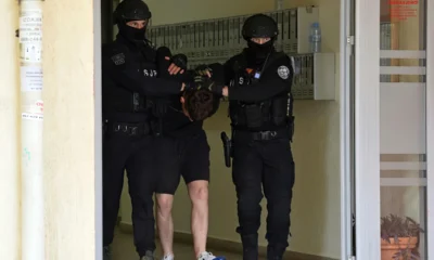 A rendőrség tavaly május óta kereste Arjan Rečkovićot és Tarik Muminovićot, amikor a hatóságok szerint megpróbálták meggyilkolni a már elhunyt Igor Nedovićot Podgorica City Quarter negyedében. A gyanú szerint Rečković maga ölte meg őt ugyanazon év júliusában Stari Gradban, a házának bejárata előtt. A képen Miloš Marković letartóztatás látható, ellene korábbi gyilkosság miatt volt érvényben nemzetközi elfogatóparancs (Forrás: Vijesti)