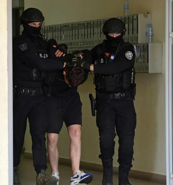A rendőrség tavaly május óta kereste Arjan Rečkovićot és Tarik Muminovićot, amikor a hatóságok szerint megpróbálták meggyilkolni a már elhunyt Igor Nedovićot Podgorica City Quarter negyedében. A gyanú szerint Rečković maga ölte meg őt ugyanazon év júliusában Stari Gradban, a házának bejárata előtt. A képen Miloš Marković letartóztatás látható, ellene korábbi gyilkosság miatt volt érvényben nemzetközi elfogatóparancs (Forrás: Vijesti)