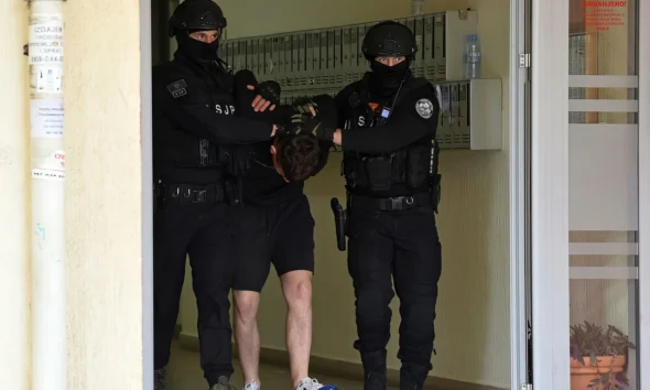 A rendőrség tavaly május óta kereste Arjan Rečkovićot és Tarik Muminovićot, amikor a hatóságok szerint megpróbálták meggyilkolni a már elhunyt Igor Nedovićot Podgorica City Quarter negyedében. A gyanú szerint Rečković maga ölte meg őt ugyanazon év júliusában Stari Gradban, a házának bejárata előtt. A képen Miloš Marković letartóztatás látható, ellene korábbi gyilkosság miatt volt érvényben nemzetközi elfogatóparancs (Forrás: Vijesti)