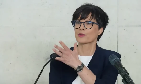 Marta Kos bejelentette, hogy egyelőre minden kifizetést leállítottak Szerbia számára az uniós növekedési tervből