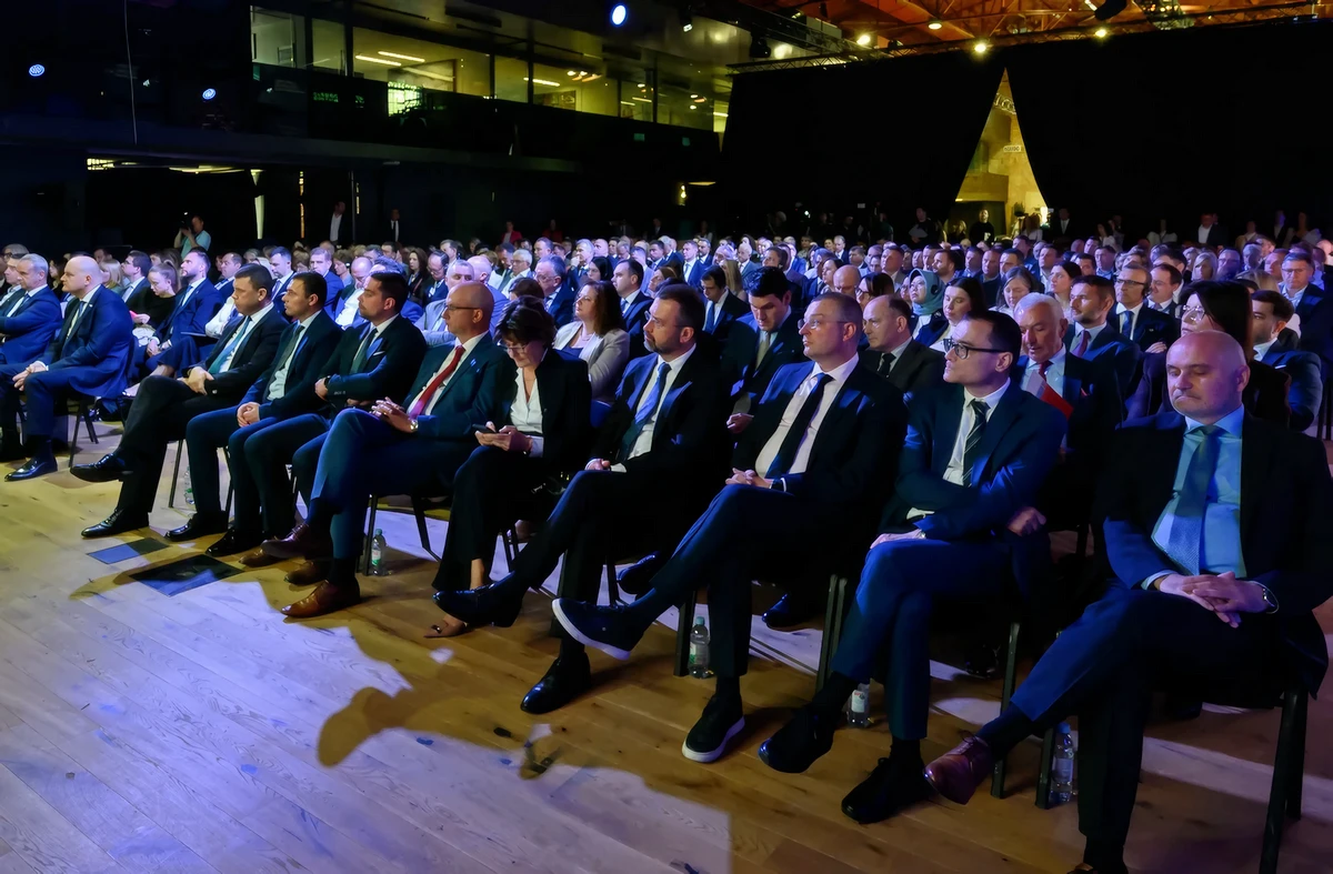 A horvát karaván halad, bemutatták az új nemzeti iparfejlesztési tervet 3 Volt, aki szemet hunyt a nemzeti tervek felett, ez nyilván a villanyfényes hangulatnak köszönhető