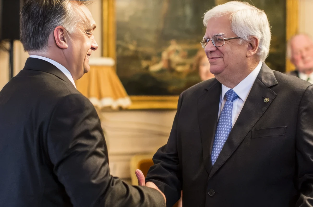 Orbáni szál a szerb független média felvásárlásában 4 A magyar érdekek támogatásáért a Magyar Érdemrend középkeresztje kitüntetést adta át Orbán Viktor 2016. április 14-én Lisszabonban Mário David portugál politikusnak, korábbi néppárti uniós parlamenti képviselőnek