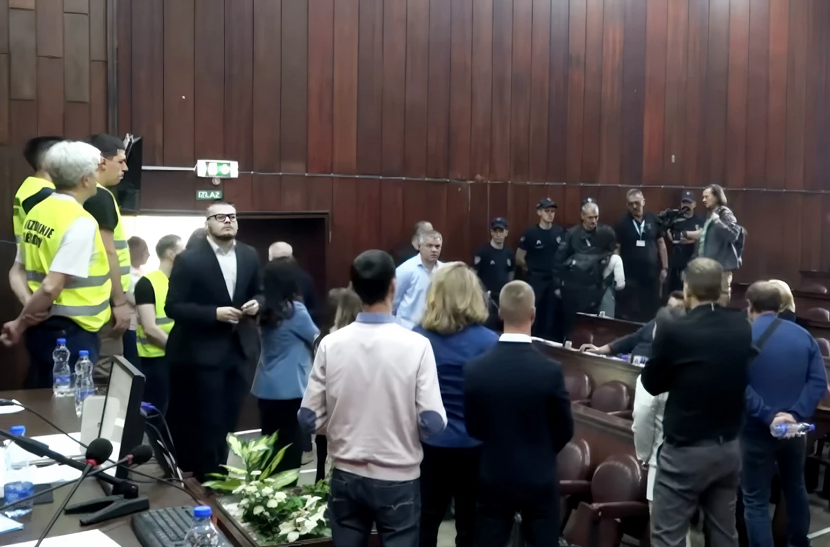 A rendőrség behatol az ülésterembe: a haladók ki  akarták deríteni, ki szavazott át, míg a diákok titkos választást követeltek