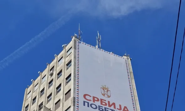 Egy havasi sarlósfecske köröz a belgrádi Albanija-palota felett, szeretne a fészkéhez hozzáférni