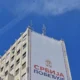 Egy havasi sarlósfecske köröz a belgrádi Albanija-palota felett, szeretne a fészkéhez hozzáférni