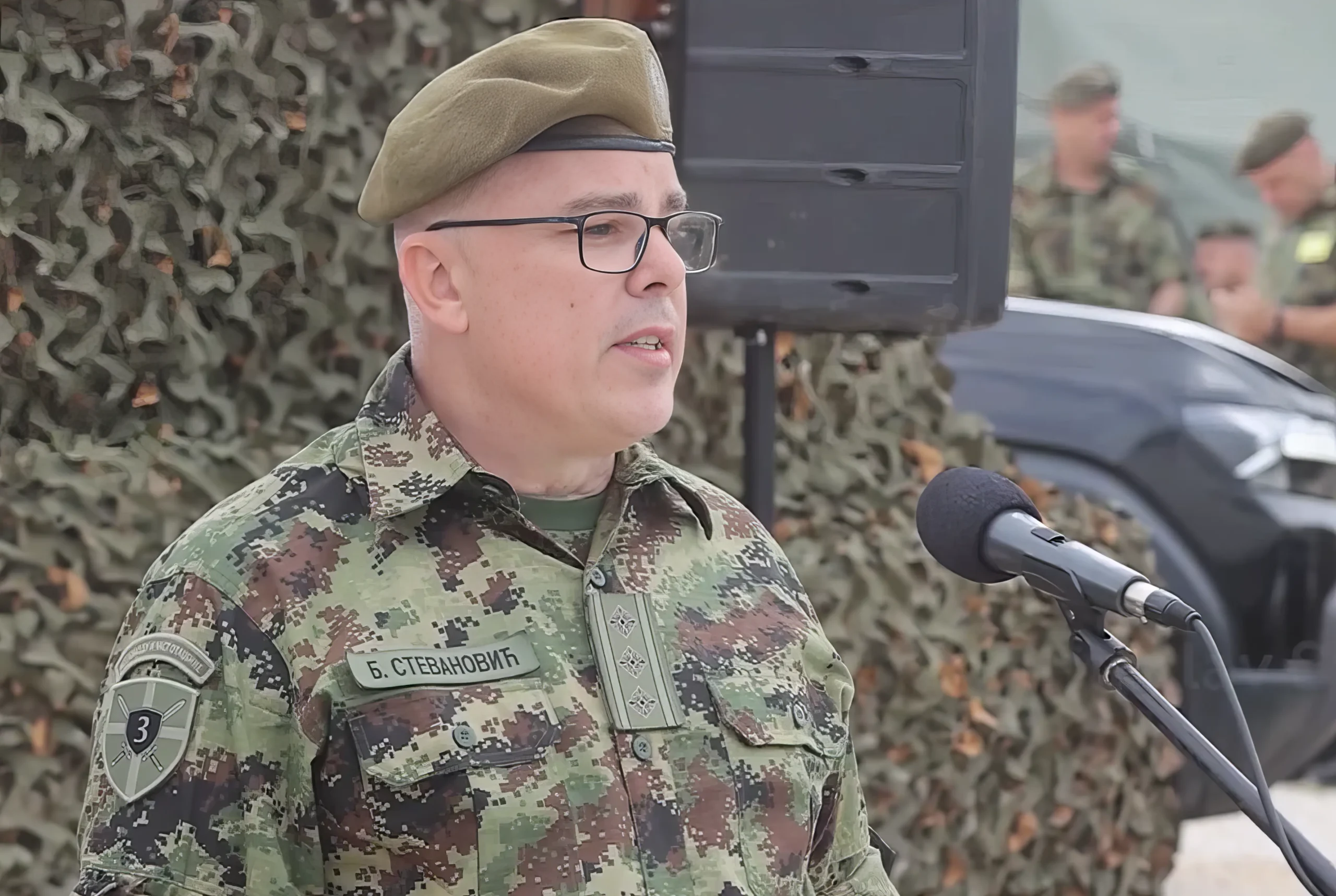 NATO-zászló lengett a szerb bázison, Vučić távol maradt 3 Ő volt a parancsnok, nyilatkozni is neki kellett