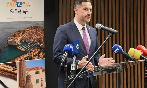 IDEGENFORGALOM: Tonči Glavina vasárnap azt is közölte, hogy továbbra is támogatják a regionális és helyi turisztikai közösségeket, amelyeknek 8,6 millió eurót ítéltek oda