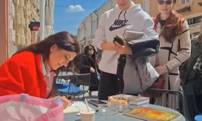 Ksenija Ćaćić szerb írónő az utcán dedikálta a könyveit. Utólag felvetődött a kérdés, vajon miért kerülhetett sor erre a több mint sima kellemetlenségre? (Forrás: Screenshot, Nova RS)