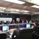 Ülésezik a montenegrói kormány, nekünk háttal ül Milojko Spajić miniszterelnök, éppen kézzel-lábbal magyaráz (Forrás: X platform, montenegrói kormány)
