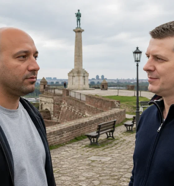 Zvonko Veselinović kétes hírű szerb üzletember és Andrej Vučić öccse. Az őket ábrázoló fotók közvetve a szerb rendőrségtől származnak, a környezet is valós, csak maga a kép montázs