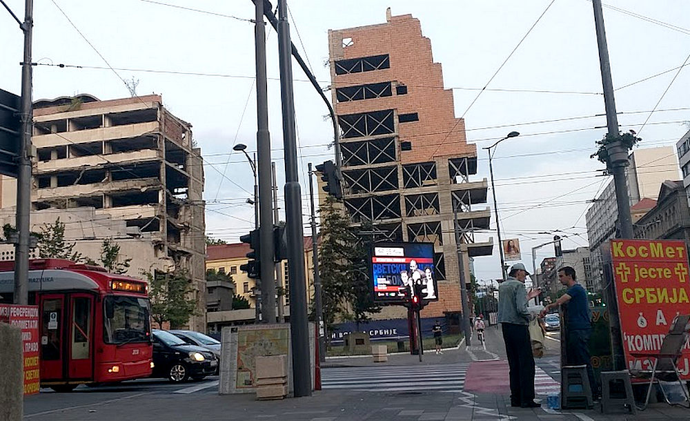 Vučić: Európa gyalázza Trumpot, de mi barátot látunk benne 2 BALKÁNI FÍLING: A vezérkar szétbombázott épülete, a kép a szerb kormány épületének főbejárata elől készült, a táblán az olvasható, hogy "Koszovó és Metóhia igenis Szerbia része" (Forrás: BALK)
