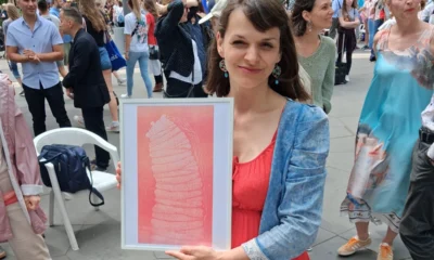 A Sziveri János-díjat Bíró Tímea vajdasági költőnő kapta. Az ünnepelt Benes József művével (Fotó: BAB)
