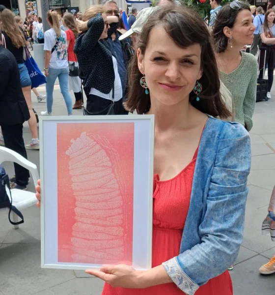 A Sziveri János-díjat Bíró Tímea vajdasági költőnő kapta. Az ünnepelt Benes József művével (Fotó: BAB)