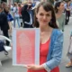 A Sziveri János-díjat Bíró Tímea vajdasági költőnő kapta. Az ünnepelt Benes József művével (Fotó: BAB)