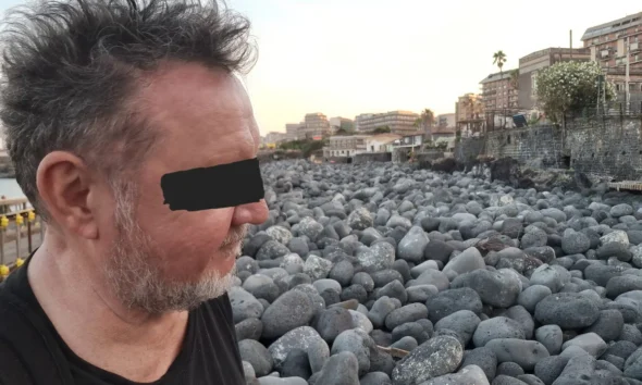 Catania tengerpartja az Etna (nem Zetna!) vulkán sötét ágyúgolyóival