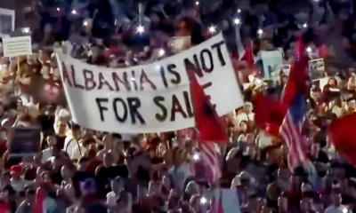 Esténként sok tízezren tüntetnek Tiranában azzal a szinte egyetlen jelszóval, hogy "Albánia nem eladó"