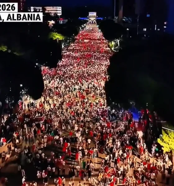 A hétvégén több mint 350 000 ember özönlött az utcákra Tiranában, és már nem kéri, hanem követeli Edi Rama miniszterelnök lemondását, amiért "eladta az albán földet" és a Sazan-szigetet az oligarcháknak és az amerikai elnök vejének, Jared Kushnernek