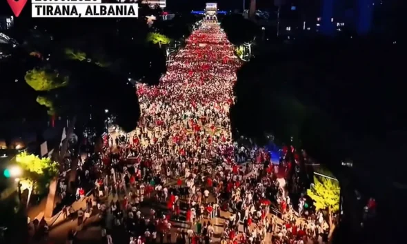 A hétvégén több mint 350 000 ember özönlött az utcákra Tiranában, és már nem kéri, hanem követeli Edi Rama miniszterelnök lemondását, amiért "eladta az albán földet" és a Sazan-szigetet az oligarcháknak és az amerikai elnök vejének, Jared Kushnernek