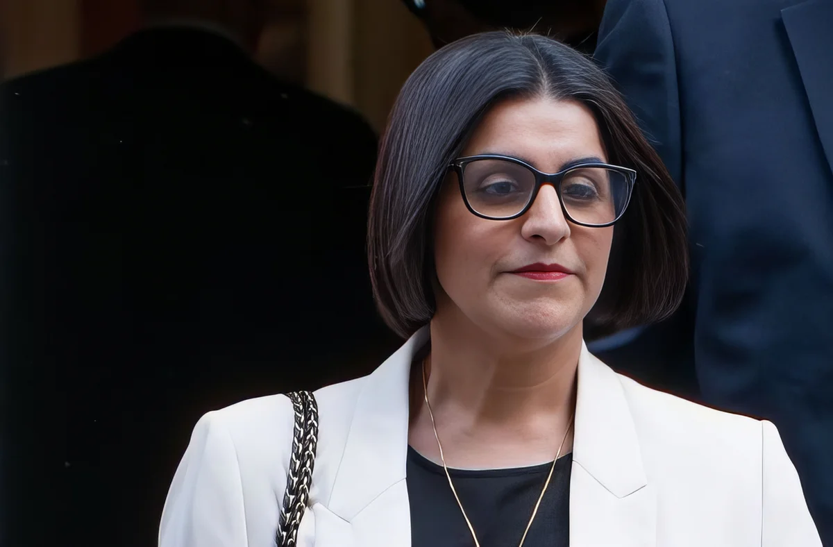 Négyszázezer ok, amiért London nem alszik nyugodtan 6 Shabana Mahmoodot az angol gyermekügyi biztos éles hangú nyilatkozatában arra figyelmeztette, hogy vitatott menekültügyi reformja jelentős kárt fog okozni a gyermekeknek. A Labour‑párti kötődésű lapnak számító The Mirror azt írja, hogy Dame Rachel de Souza éles hangú nyilatkozatot adott ki, amelyben követelte a belügyminisztertől, hogy dolgozza át azokat a terveit, amelyek távozásra kényszerítik a családokat az Egyesült Királyságból, mert az új javaslatok szerint a folyamatban lévő orvosi kezelés vagy az ellátás hiánya a menedékjogot elutasított kérelmező szülőhazájában többé nem minősülne valódi akadálynak a kiutasítás szempontjából.Ez azt jelenti, hogy a családok és a fiatalok elveszítenék szállásukat és anyagi támogatásukat, miközben arra várnak, hogy kiutasítsák őket az országból