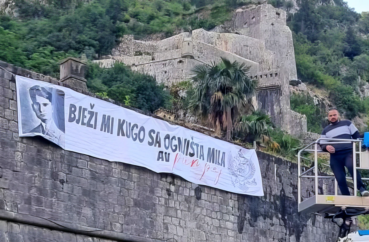 A fiúk kellemes környezetet akartak teremteni Vučićnak 3 Ez a kicsit rébuszos transzparens több helyütt is megjelent Montenegróban. „Takarodj a kedves hajlékunkból, (szülőföldünkről) te pestis!”. A Mila szó egyúttal arra is utalás lehet, hogy Milo Đukanović szülőföldjéről. A második sorban az AV kezdőbetűk egyértelműsítik, hogy a felszólítás Aleksandar Vucicnak szól, a piros "pumpaj" kifejezés pedig a szerb diákmozgalomhoz kötődik: "Pumpálj!" A szerb elnöknek lassan sikerül magára haragítania az egész Balkánt (Forrás: X platform)