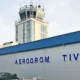 A montenegrói hatóságok szerint bűnözői múlttal rendelkező szerb férfiak repültek Tivatba, ahol gyaníthatóan hibrid tevékenységre készültek az EU-Nyugat-Balkán tanácskozás megzavarására
