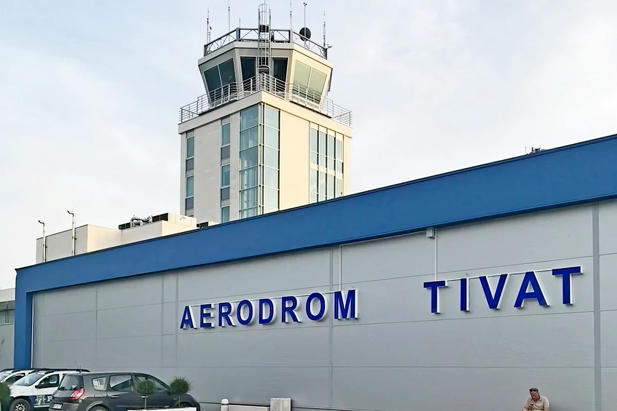 A montenegrói hatóságok szerint bűnözői múlttal rendelkező szerb férfiak repültek Tivatba, ahol gyaníthatóan hibrid tevékenységre készültek az EU-Nyugat-Balkán tanácskozás megzavarására