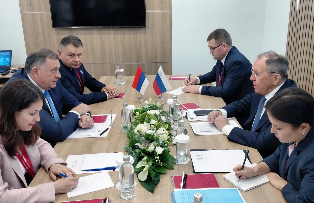 Lavrovval is tárgyalt Dodik, boszniai zászló persze sehol, de ezen lassan már nem kell csodálkozni