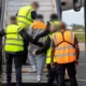 Aki visszaél a bevándorlási rendszerünkkel, azt eltávolítással sújtjuk - közölte a brit belügyminisztérium az új bevándorlási és menekültügyi törvénycsomag beterjesztése előtt. A tárca szerint körülbelül 70 000 illegális bevándorló és külföldi bűnöző került kiutasításra vagy eltávolításra az Egyesült Királyságból 2024. júliusa óta