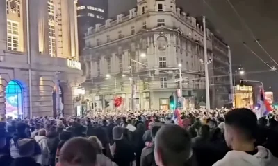 A tüntető tömeg a Londonnál, a Beograđanka közelében, ők már érezhették a hangágyú hatását, de majd az FSZB megmondja