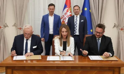 A tervek szerint Belgrád további öt százaléknyi részesedést szerezne a NIS-ben a MOL kárára, miközben a pancsovai finomító működésének fenntartását legalább egy évtizedre garantálnák. A képen az aláírás pillanatai, miniszteri jóváhagyással, az alírást Siniša Mali pénzügyminiszter felügyeli