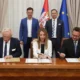 A tervek szerint Belgrád további öt százaléknyi részesedést szerezne a NIS-ben a MOL kárára, miközben a pancsovai finomító működésének fenntartását legalább egy évtizedre garantálnák. A képen az aláírás pillanatai, miniszteri jóváhagyással, az alírást Siniša Mali pénzügyminiszter felügyeli