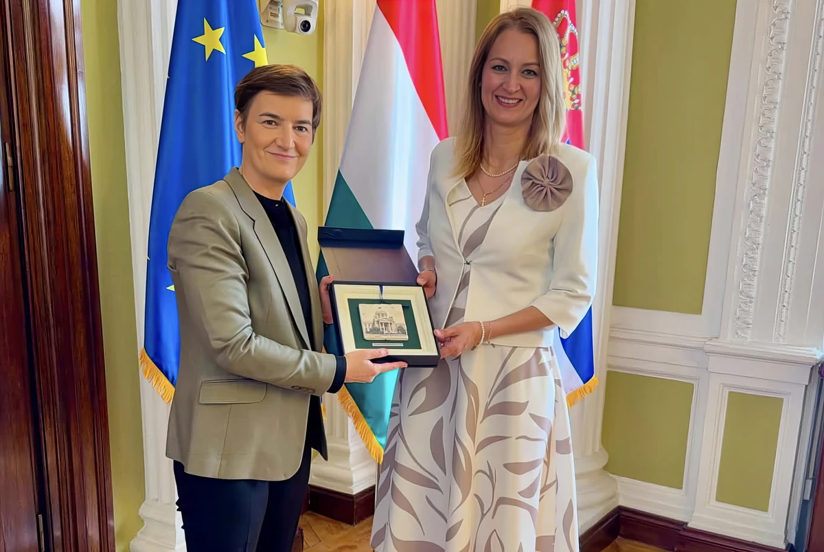Rehabilitálja a TISZA a Vajdasági Magyar Szövetséget? 2 Két házelnök: Forsthoffer Ágnes magyar és Ana Brnabić szerb parlamenti elnök, az utóbbi "ékesszólásban" és a tények elferdítésében gyakran megközelíti a vučići magaslatokat