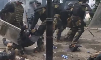 Sérült bajtársaikat menekítik ki a KFOR katonák a zvečani csata idején. A NATO olasz és magyar katonái sérültek meg súlyosan