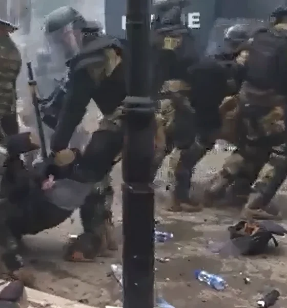 Sérült bajtársaikat menekítik ki a KFOR katonák a zvečani csata idején. A NATO olasz és magyar katonái sérültek meg súlyosan