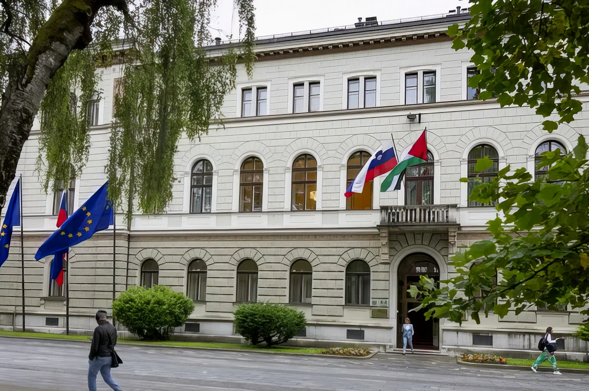 Vége a nyektetésnek: Szlovénia feloldotta a határellenőrzést 2 A palesztin zászlót kevesebb mint egy órával azután levették Szlovénia legfontosabb kormányzati épületéről, hogy Janez Jansa negyedszer is letette a miniszterelnöki esküt, ami a külpolitika jelentős változását jelzi. Az izraeli zászló (még) nem tűzték ki