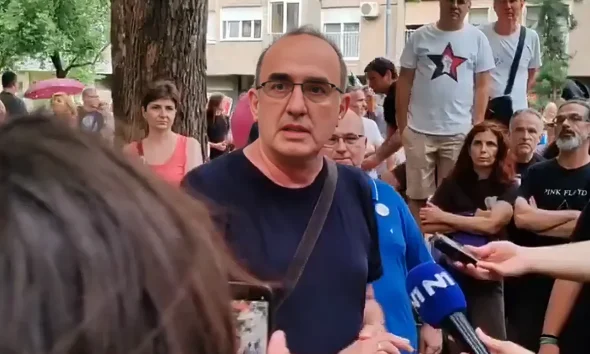 Nem szabad visszavonulnunk, és nem szabad félnünk. Mert ha félünk, a sötétség fog győzedelmeskedni. Ha a sötétség győzedelmeskedik, a sötétben felfalnak bennünket. Halál a fasizmusra, szabadságot a népnek! - De akkor mi lesz a következő lépés?