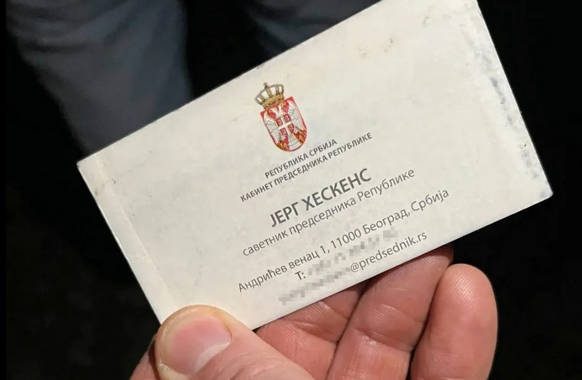 Az Árnyéktanácsadó: Vučić kis svábja és a vad szerb 4 Jörg Heeskens cirill betűs névjegykártyája, amelyből kiderül, hogy az "árnyéktanácsadó" irodája az elnöki palotában volt, vagyis éveken keresztül társbérletben dolgozott a szerb elnökkel