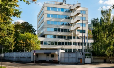 A Főképviselői Hivatal (OHR) Szarajevóban. Jőn-e újabb főképviselő BT-felhatalmazás nélkül, vagy lekapcsolják a villanyt. Megszűnése erősítené a szerb szeparatizmust