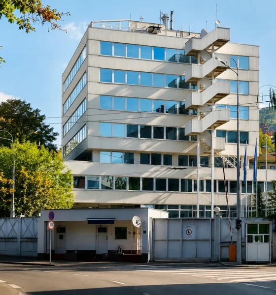 A Főképviselői Hivatal (OHR) Szarajevóban. Jőn-e újabb főképviselő BT-felhatalmazás nélkül, vagy lekapcsolják a villanyt. Megszűnése erősítené a szerb szeparatizmust